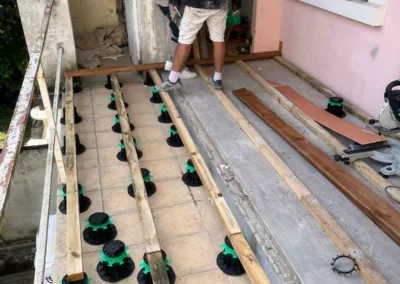 pose des lambourdes pour préparer terrasse