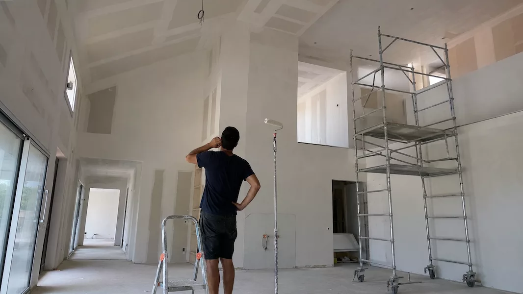 Concrètement, sur des chantiers de maison neuve récents confiés à Nicolas Claude Peinture, portant sur 350 à 500 m² de murs et plafonds avec ponçage des joints, protection des sols et des menuiseries, et pose de plusieurs portes, le budget total se situe le plus souvent entre 5 800 et 6 200 € HT, soit environ 7 000 à 7 400 € TTC, fourniture de peinture comprise. Ramené au m², cela représente un coût de peinture au m² en maison neuve d'environ 12 à 15 € HT tout compris — préparation, protections, application et fourniture. C'est cette fourchette réelle qu'il faut mettre en face du calcul matériel et temps présenté plus haut : dans bien des cas, l'écart avec un chantier fait soi-même, matériel et temps de travail inclus, est plus faible qu'on ne l'imagine.