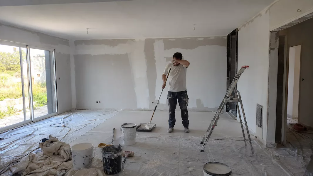 Concrètement, sur des chantiers de maison neuve récents confiés à Nicolas Claude Peinture, portant sur 350 à 500 m² de murs et plafonds avec ponçage des joints, protection des sols et des menuiseries, et pose de plusieurs portes, le budget total se situe le plus souvent entre 5 800 et 6 200 € HT, soit environ 7 000 à 7 400 € TTC, fourniture de peinture comprise. Ramené au m², cela représente un coût de peinture au m² en maison neuve d'environ 12 à 15 € HT tout compris — préparation, protections, application et fourniture. C'est cette fourchette réelle qu'il faut mettre en face du calcul matériel et temps présenté plus haut : dans bien des cas, l'écart avec un chantier fait soi-même, matériel et temps de travail inclus, est plus faible qu'on ne l'imagine.