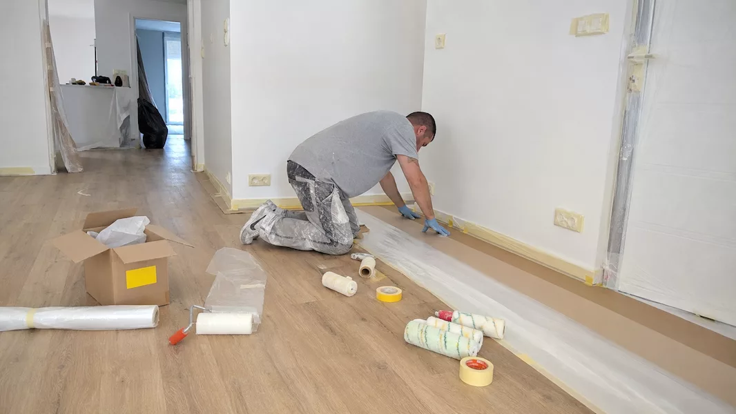 Concrètement, sur des chantiers de maison neuve récents confiés à Nicolas Claude Peinture, portant sur 350 à 500 m² de murs et plafonds avec ponçage des joints, protection des sols et des menuiseries, et pose de plusieurs portes, le budget total se situe le plus souvent entre 5 800 et 6 200 € HT, soit environ 7 000 à 7 400 € TTC, fourniture de peinture comprise. Ramené au m², cela représente un coût de peinture au m² en maison neuve d'environ 12 à 15 € HT tout compris — préparation, protections, application et fourniture. C'est cette fourchette réelle qu'il faut mettre en face du calcul matériel et temps présenté plus haut : dans bien des cas, l'écart avec un chantier fait soi-même, matériel et temps de travail inclus, est plus faible qu'on ne l'imagine.